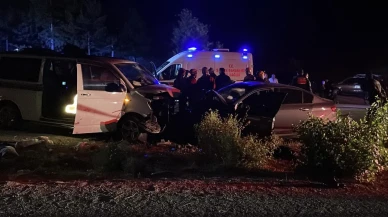 Sivasta ters yönde giden minibüs ölümlü kaza yaptı