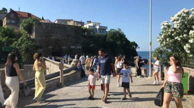 Amasra sahillerinde yerli yabancı turist akını yaşanıyor