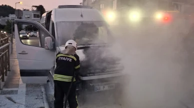 Marmariste turist taşıyan minibüs alev aldı kurtarıldı