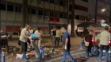 Başkan Cemil Tugay grevdeki çöpleri kendisi topladı