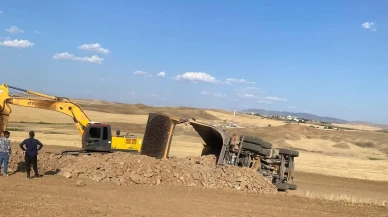 Siirti Kurtalan yolunda kamyon şarampole yuvarlandı