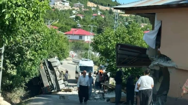 Mersin Toroslar ilçesinde kamyon eve çarpıp devrildi