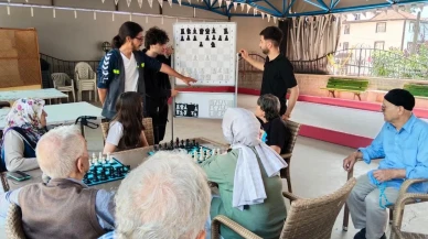 SUBÜ öğrencileri huzurevi sakinlerine satranç öğretiyor