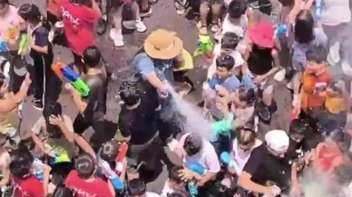 Hatayda öğrenciler su savaşıyla serinlemeyi keşfetti