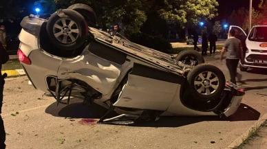 Erzincanda otomobil ağaca çarpıp takla attı