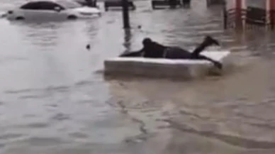 Trabzonlu vatandaş selde yatağını sal yapıp gezdi
