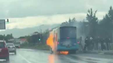 Erzurum belediye otobüsü seyir halinde alev aldı