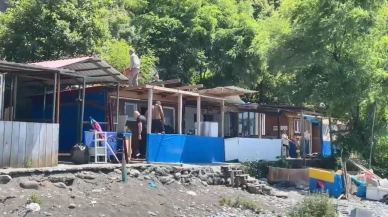 Artvin Karadeniz sahilinde kaçak barakalar kaldırılıyor