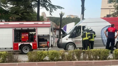 Tavşanlı sürücüsü ve esnaflar minibüs yangınını söndürdü