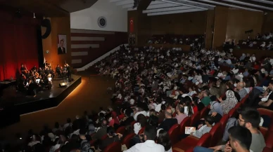 Atatürk Üniversitesi Oda Orkestrası ilk konserinde büyüledi