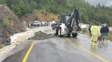 Kastamonu Küre yolunu sağanak yağış trafiğe kapattı