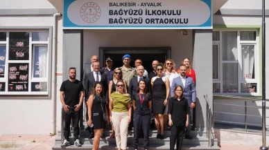 Ayvalık ilçe protokolü öğrencilerle karne sevincini yaşadı