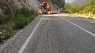 Adanada saman yüklü araç alev aldı