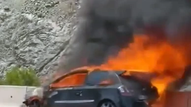 Fethiyede hareket halindeki otomobil alev aldı