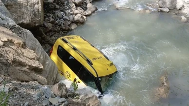 Düzcede taksi dere yatağına uçarak devrildi