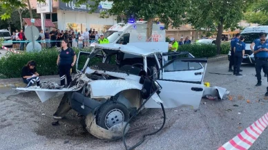 Denizlide Tofaş ağaca çarparak hurdaya döndü