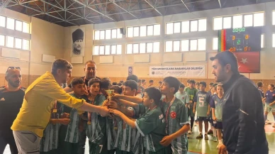 Güreşçi Metin Kırmacı Sabancı Ortaokulunu futsalda zirveye taşıdı