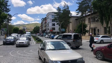 Bayburt Cumhuriyet Caddesi trafik yoğunluğunda kilitleniyor