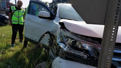 Samsun Terme kavşağında iki otomobil şiddetle çarpıştı