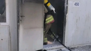 Antakyada depremzede ailenin konteyneri tamamen yandı