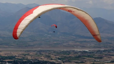 Erzincanda öğretmen paraşütle evlilik teklifi yaptı
