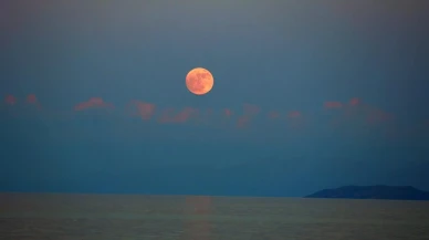 Dolunay Van Gölü üzerinde muhteşem görüntüler oluşturdu
