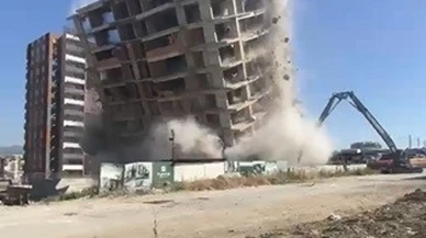 Hatayda 13 katlı bina deprem etkisiyle yıkıldı