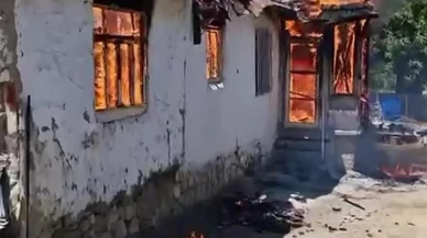 Amasya Ovasaray köyündeki kerpiç ev tamamen yandı
