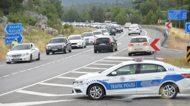 Antalya Konya yolunda bayram dönüşü trafiği kilitledi