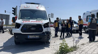 Sivasta ambulans ile otomobil kavşakta çarpıştı