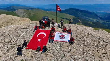 Off road ekibi Ilgaz Dağında Türk bayrağını yeniledi