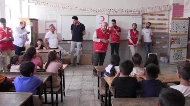 Kızılay Siirt Doluharman köy okulunda çocukları sevindirdi
