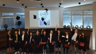 Anadolu Üniversitesi ÜYEP mezunları coşkulu törenle uğurlandı