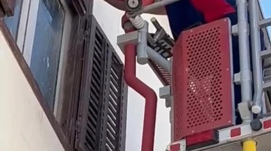 Hatayda mahsur kalan kırlangıcı itfaiye ekipleri kurtardı