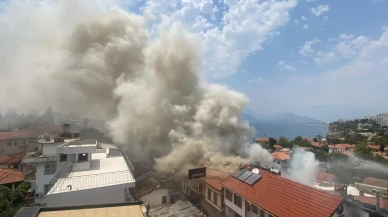 Antalya Kaleiçinde otel yangını iş yerlerine sıçradı