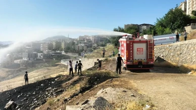 Şırnaklı çocuklar itfaiye suyuyla serinlemeyi keşfetti