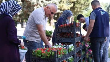 Kartepe Belediyesi mezarlıklara bayram öncesi çiçek dağıttı