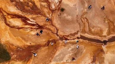 Kırmızı renkli Otlukbeli Gölü doğal güzelliğiyle keşfedilecek