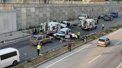 Tosya D100de üç araç zincirleme kazaya karıştı