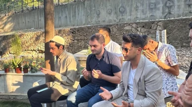 Sarıgöl sakini Bekir Yılmaz üzümlerini komşularıyla paylaşıyor