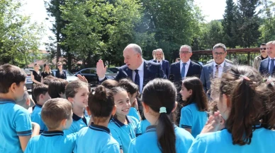 Başkan Tatık Tavas öğrencilerinin karne sevincini paylaştı