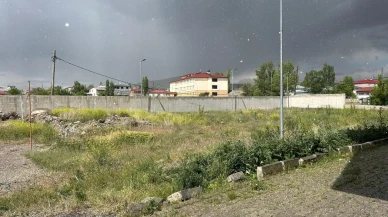 Ağrı Diyadin sokakları dolu yağışıyla beyaza büründü