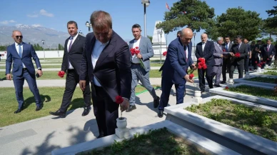 Erzincan protokolü Kurban Bayramında şehitleri ziyaret etti