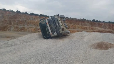 Bilecik Necmiye Köyü şantiyesinde kum yüklü kamyon devrildi