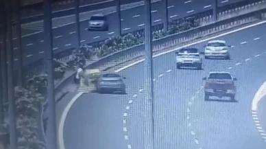 İzmir Menemen otoyolunda duran taksiye çarpan araç görüntülendi