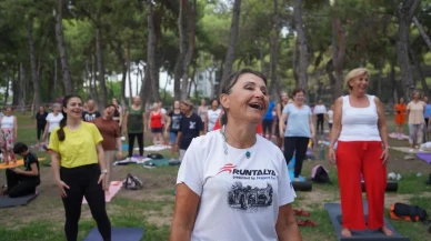 Konyaaltı HayatParkta keman eşliğinde yoga deneyimi yaşandı