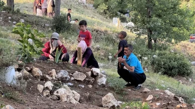 Mersin Değirmendere köyü sakinleri mezarlıkta dua etti