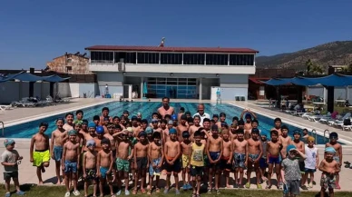 Buharkent Belediyesi yüzme kursunda çocuklarla buluştu