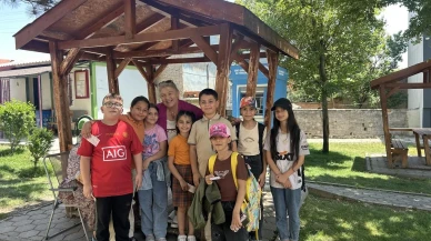 Yeşiltepe çocukları Muhtar Meryem teyzeyle bayramı kutladı