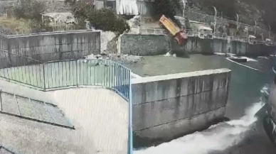 Artvinde kamyon yıkama tesisinden dereye uçtu görüntülendi